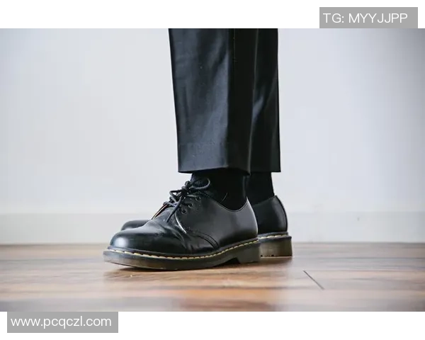 足球明星展现随性魅力与帅气风范引领潮流时尚新风尚