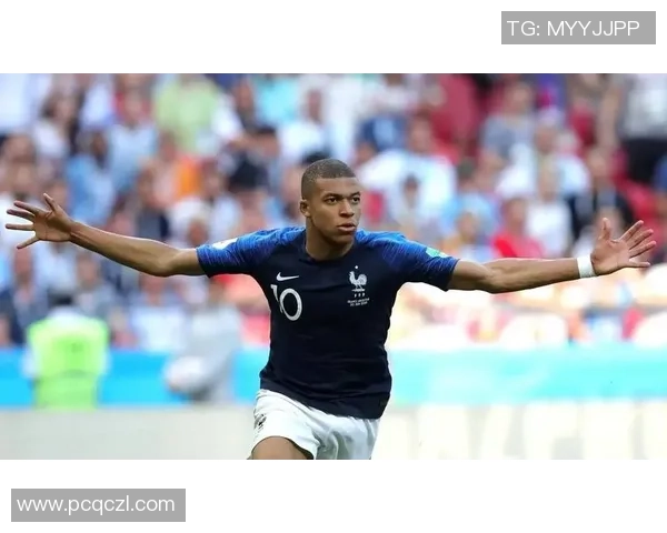 足球明星拍立得瞬间定格球场传奇与激情时刻的完美结合